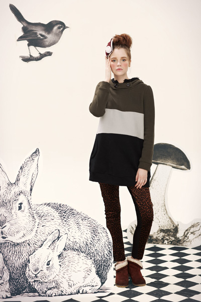 38周三色條紋帶帽衛(wèi)衣