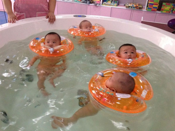 少飛游泳館游泳中的寶貝