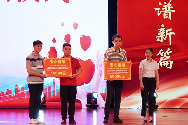 歐比佳乳業(yè)現(xiàn)場捐贈(zèng)200罐總價(jià)值6萬元的悅貝彤兒童成長奶粉.jpg 歐比佳乳業(yè)現(xiàn)場捐贈(zèng)200罐總價(jià)值6萬元的悅貝彤兒童成長奶粉.jpg