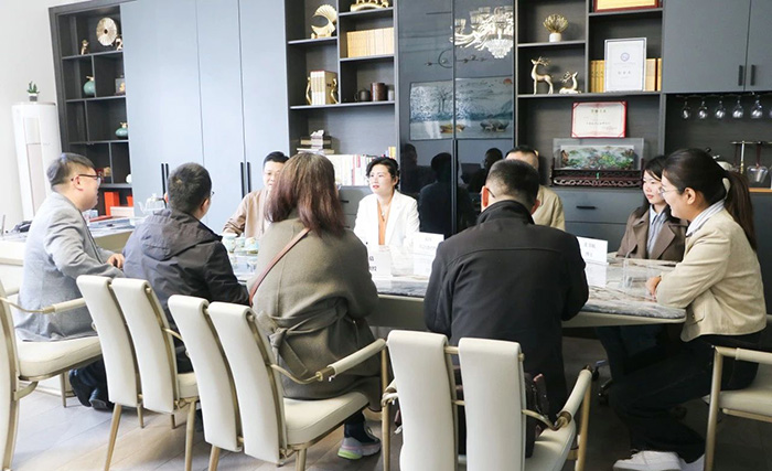 菏澤學(xué)院藥學(xué)院領(lǐng)導(dǎo)蒞臨中舜生物考察指導(dǎo)3.jpg 菏澤學(xué)院藥學(xué)院領(lǐng)導(dǎo)蒞臨中舜生物考察指導(dǎo)3.jpg