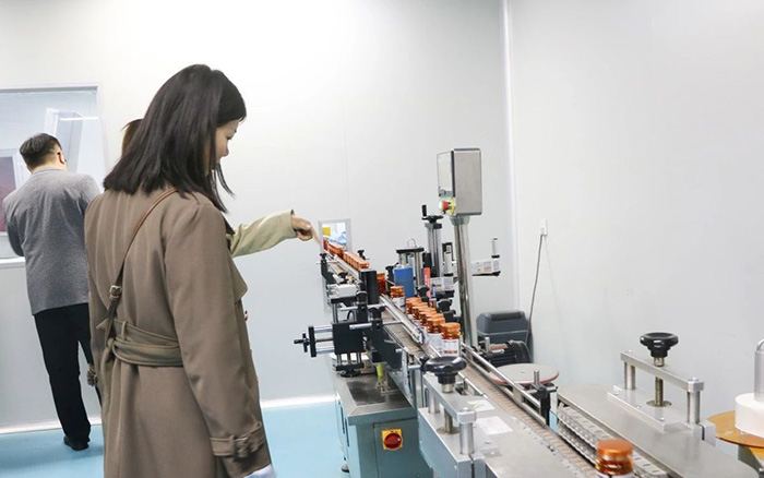 菏澤學(xué)院藥學(xué)院領(lǐng)導(dǎo)蒞臨中舜生物考察指導(dǎo)9.jpg 菏澤學(xué)院藥學(xué)院領(lǐng)導(dǎo)蒞臨中舜生物考察指導(dǎo)9.jpg