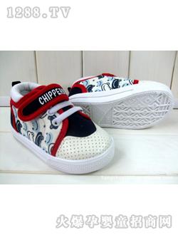 ͯ�ľ��ڰ�ɫ����Ь